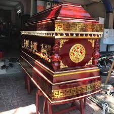 Nằm mơ thấy quan tài là điềm gì? Đánh lô con gì may mắn? 5 Nằm mơ thấy có người khiêng quan tài vào trong nhà mình