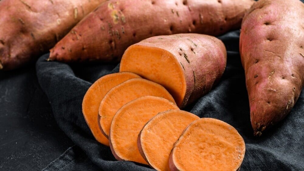 Điềm báo lành hay dữ khi mơ thấy khoai lang? Đánh lô đề số gì? 5 Khi nằm mơ thấy khoai lang, nhiều người hiện nay tỏ ra vô cùng tò mò